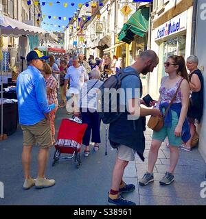 Überfüllte französische Straße mit vielen Menschen nicht tragen Schutzmaske während Covid-19 Pandemie - Loches, Indre-et-Loire, Frankreich. Stockfoto