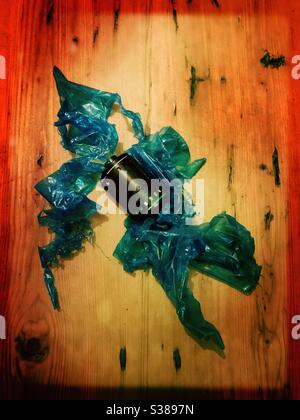 Folienrolle und Plastikverpackung um sie herum Stockfoto