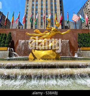 Prometheus Statue im Rockefeller Center trägt eine chirurgische Maske, um Gesichtsbedeckung in New York City während der Coronavirus Pandemie zu fördern. Stockfoto