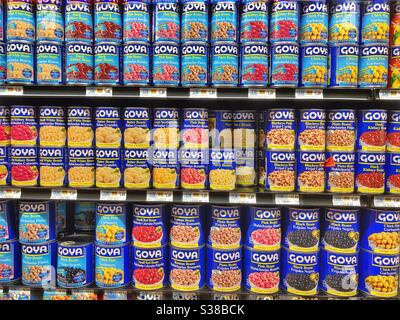 Dosen von Goya-Produkten im Supermarkt Stockfoto