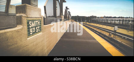 U-Bahn-Plattform bei Smith und 9th Street in Brooklyn, New York Stockfoto