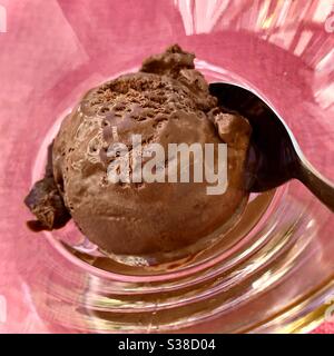 Kugel Schokoladeneis in Glasform. Stockfoto
