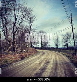 Eine kurvende Landstraße im April in Neuengland Stockfoto