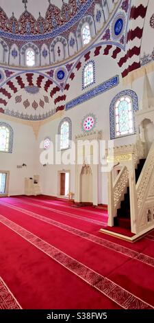 Im Inneren der schönen Banya Bashi Moschee in Sofia, Bulgarien. Stockfoto