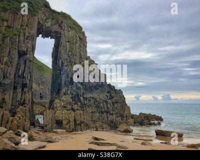 Kirche Türen Strand in der Nähe von Tenby, Pembrokeshire, West Wales, Juli. Stockfoto