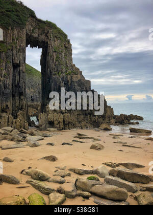 Kirche Türen Strand in der Nähe von Tenby, Pembrokeshire, West Wales, Juli. Stockfoto