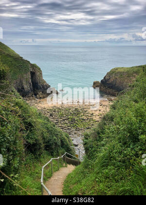 Kirche Türen Strand in der Nähe von Tenby, Pembrokeshire, West Wales, Juli. Stockfoto