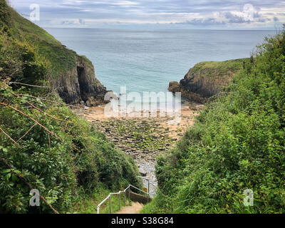 Kirche Türen Strand in der Nähe von Tenby, Pembrokeshire, West Wales, Juli. Stockfoto