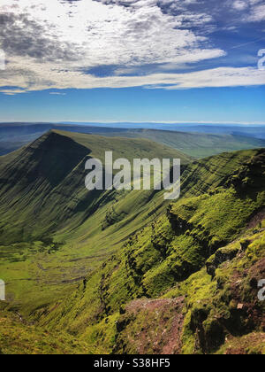 Blick auf Cribyn von knapp unterhalb des Gipfels von Pen y Fan, Brecon Beacons, Juli. Stockfoto