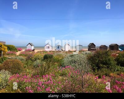 Strandhütten Reihen sich am Strand von Kingsdown Kent UK an Stockfoto