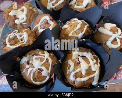 Weiße Schokoladen-Apfel- und Zimt-Muffins Stockfoto