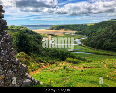 Blick über Three Cliffs Bay von Pennard Castle, Gower, Swansea, Wales, August. Stockfoto