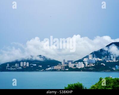 Die Südseite Hongkongs von Lamma Island aus gesehen. Stockfoto