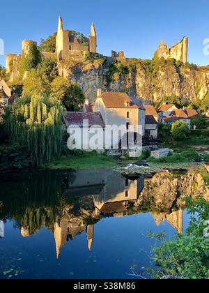 Abendlicht auf der ruinierten château von Angles-sur-l’Anglin in der Vienne, Frankreich. Stockfoto