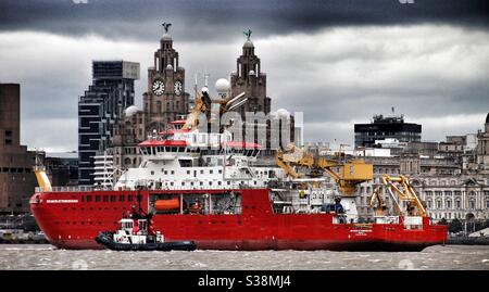 Das Schiff von Sir David Attenborough überquert zum ersten Mal den Fluss Mersey Stockfoto