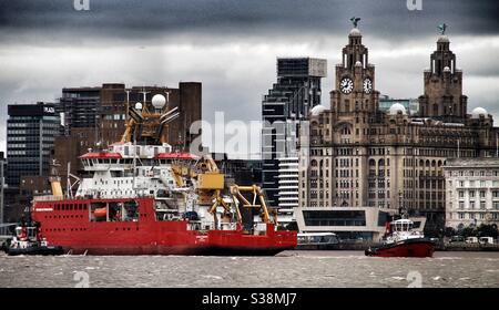 das Schiff von sir David Attenborough überquert zum ersten Mal den Fluss Mersey Zeit Stockfoto