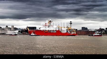 Das Schiff von Sir David Attenborough überquert zum ersten Mal den Fluss Mersey Zeit Stockfoto