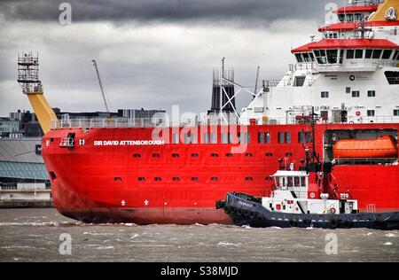 Das Schiff von Sir David Attenborough überquert zum ersten Mal den Fluss Mersey Zeit Stockfoto