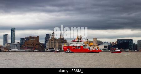 Das Schiff von Sir David Attenborough überquert zum ersten Mal den Fluss Mersey Zeit Stockfoto