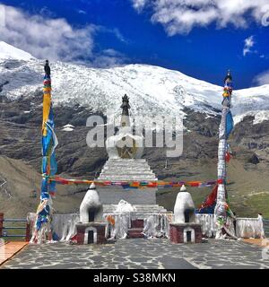 Karola Gletscher und Stupa, Tibet Stockfoto