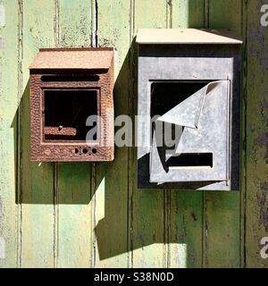 Zerbrochene Briefkästen an der Haustür in Frankreich. Stockfoto