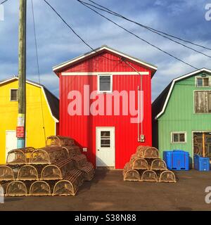 Hummerfallen und Köderschuppen auf einem Kai im ländlichen Prince Edward Island, Kanada. Stockfoto