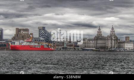 RRS Sir David Attenborough liegt am Liverpool Cruise Terminal Vorbei an der Mersey Ferry Stockfoto