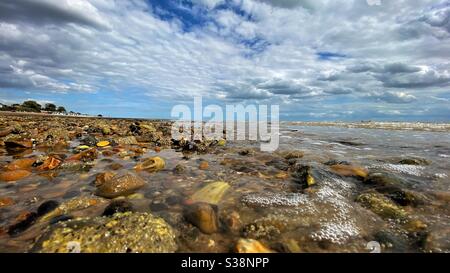 Strand bei West Mersea in Essex bei Ebbe Sommer Stockfoto