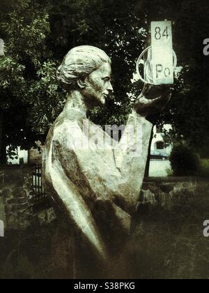 Warschau Polen Statue der Nobelpreisträgerin Wissenschaftlerin Marie Skłodowska Curie mit einem Modell des Plutonium-Atoms Stockfoto