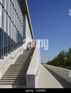 Das Kulturzentrum der Stavros Niarchos Stiftung in Faliro, Athen, Griechenland. Das von Renzo Piano entworfene Zentrum und der Park umfassen die neue Nationalbibliothek Griechenlands und die griechische Nationaloper. Stockfoto