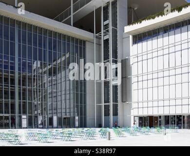 Teil des Kulturzentrums der Stavros Niarchos Stiftung in Faliro, Athen, Griechenland. Dieses von Renzo Piano entworfene Zentrum und Park umfasst die griechische Nationalbibliothek und die griechische Nationaloper. Stockfoto