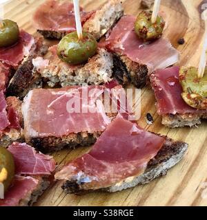 Spanischer Schinken auf geröstetem Brot traditionelle Tapas-Snack. Stockfoto