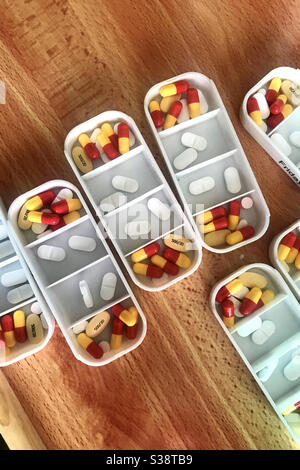 Medikamente, Pillen, Tabletten, angeordnet in abgeteilten Boxen für eine einfache Anwendung. Stockfoto