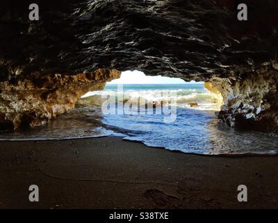 Höhlenbildung in der Nähe des Strandes Praia da Coelha an der Algarve, Portugal Stockfoto