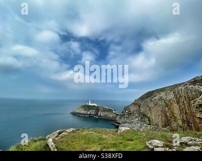 Südstapel Leuchtturm, Anglesey, Nordwales, Weise Winkel Ansicht, Landschaft Zusammensetzung, mit einigen der Festland in der Aufnahme, dunstig Tag im August 2020. Stockfoto