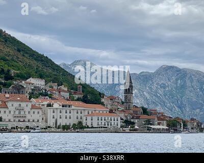 Blick auf Perast vom Wasser aus Stockfoto