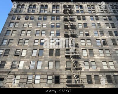 LOS ANGELES, CA, JUN 2020: Feuerflucht an der Außenseite des Metro 417 Gebäudes in Downtown Stockfoto