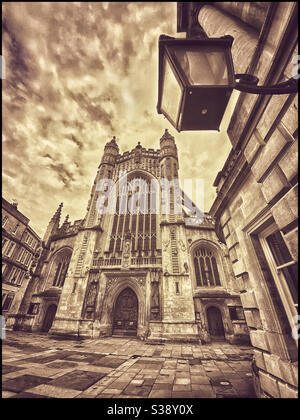 Ein kreatives, sepiafarbisches Bild von Bath Abbey und der Gegend außerhalb der römischen Bäder, in der Stadt Bath, Südengland, Großbritannien. Ein weltberühmtes Touristenziel. Bildnachweis©️ COLIN HOSKINS. Stockfoto