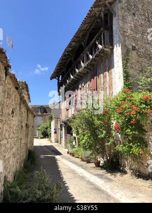 Eine leere Hinterstraße in der Stadt Issigeac in Frankreich Stockfoto