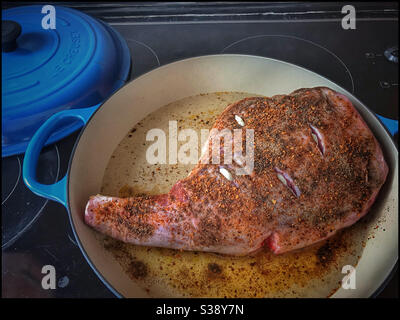 Lammkeule gefüllt mit Knoblauch, bereit, in den Ofen zu gehen. Stockfoto