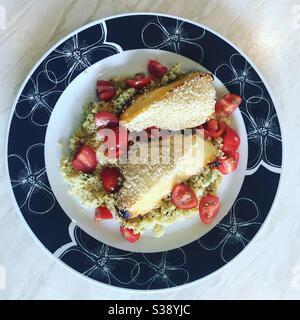 Honig und Sesam verkrustete Halloumi mit Tabbouleh auf einem Teller. August 2020. Stockfoto
