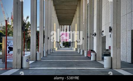 LOS ANGELES, CA, JUN 2020: Blick durch Betonsäulen zur Beschilderung im Music Center in Downtown Stockfoto