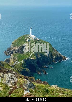 South Stack Leuchtturm an einem trüben August Tag, Holyhead, Anglesey, Nordwales, Portrait Komposition, von hoch oben auf den Klippen Blick nach unten Stockfoto