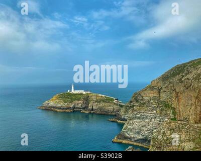 Landschaftsaufbau von Südstapel Leuchtturm, Holyhead, Anglesey, nordwales, Textraum oben Stockfoto