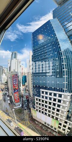 Blick auf die Hennessy Road in Causeway Bay in Hongkong. Stockfoto