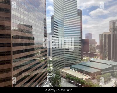 LOS ANGELES, CA, JUN 2020: Blick nach Südwesten, vorbei an Wolkenkratzern in Downtown, YMCA Sportkomplex unten rechts Stockfoto