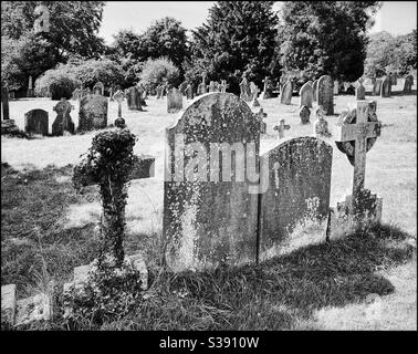 Ein alter Friedhof irgendwo in Europa. Die Verwendung von Schwarzweiß mit hohem Kontrast erhöht das Interesse dieses Bildes. Bildnachweis - ©️ COLIN HOSKINS. Stockfoto