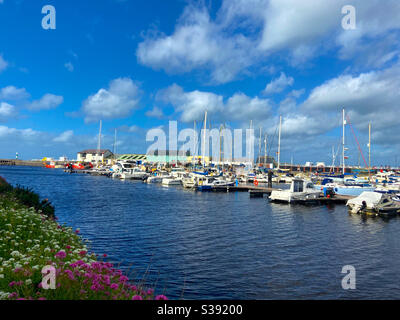 Aberystwyth, West Wales, Großbritannien. Donnerstag, 20. August 2020. Wetter: Ein warmer und sonniger Tag im Aberystwyth Hafen. Bildnachweis ©️ Rose Voon / Alamy Live News. Stockfoto