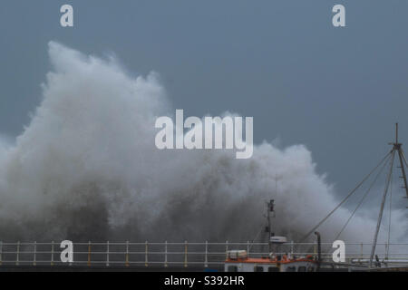 Aberystwyth, West Wales, Großbritannien. Freitag, 21. August 2020. News: Sturm Ellen schlägt Aberystwyth, den schlimmsten Sturm seit Sturm Dennis am 15. Februar 2020. Foto: ©️Rose Voon / Alamy Live News Stockfoto