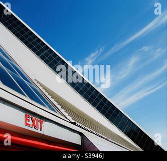 Oasis Leisure Center / Schwimmbad in Bedford, Bedfordshire, England, Vereinigtes Königreich. Betrieben von Fusion. Geschlossen während der COVID-19-Sperre 2020. Stockfoto